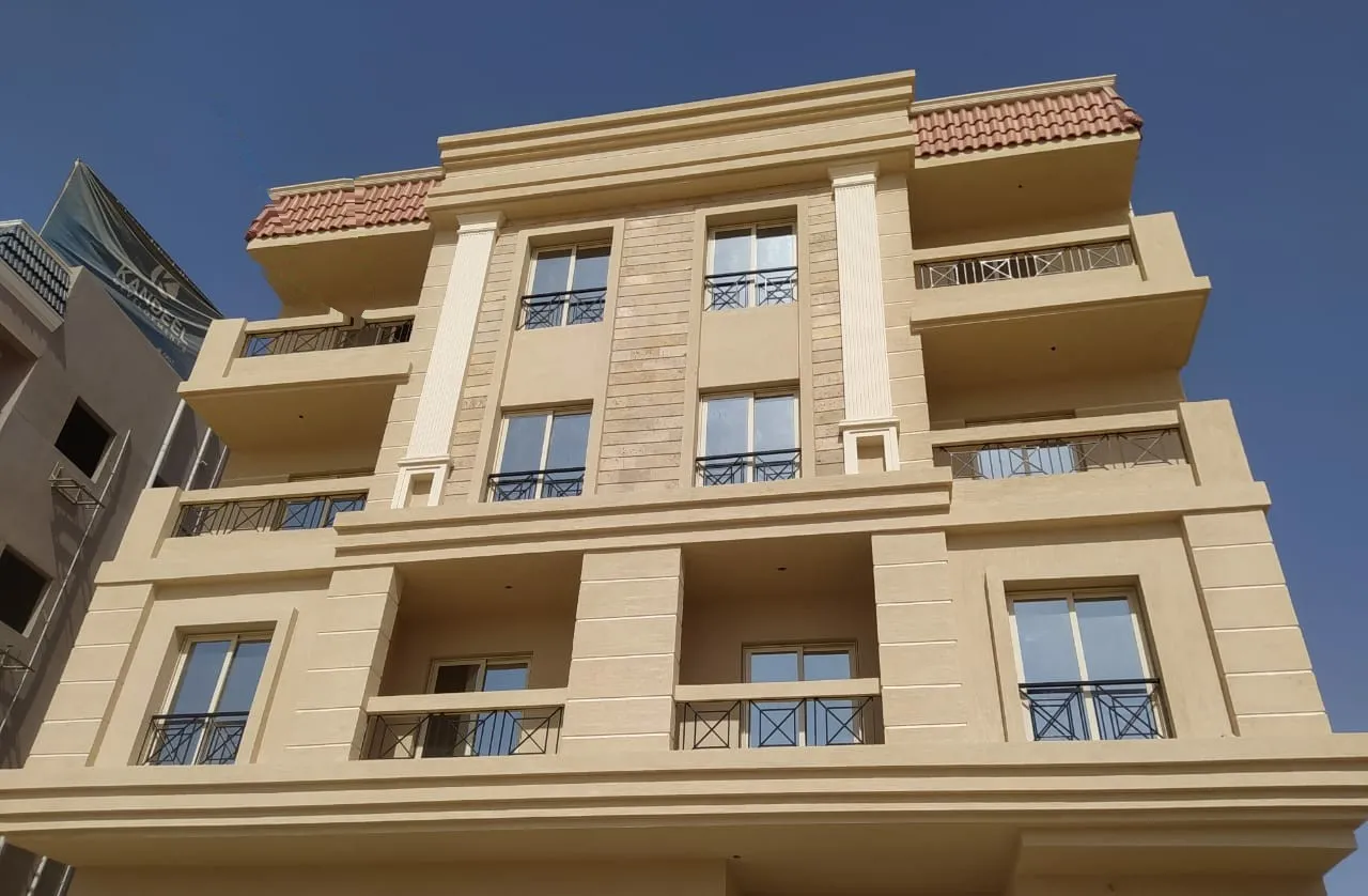 bayt-al-watan-apartment-building.jpg عمارة سكنية بيج ببلكونات من أسفل - شقة في بيت الوطن، القاهرة الجديدة