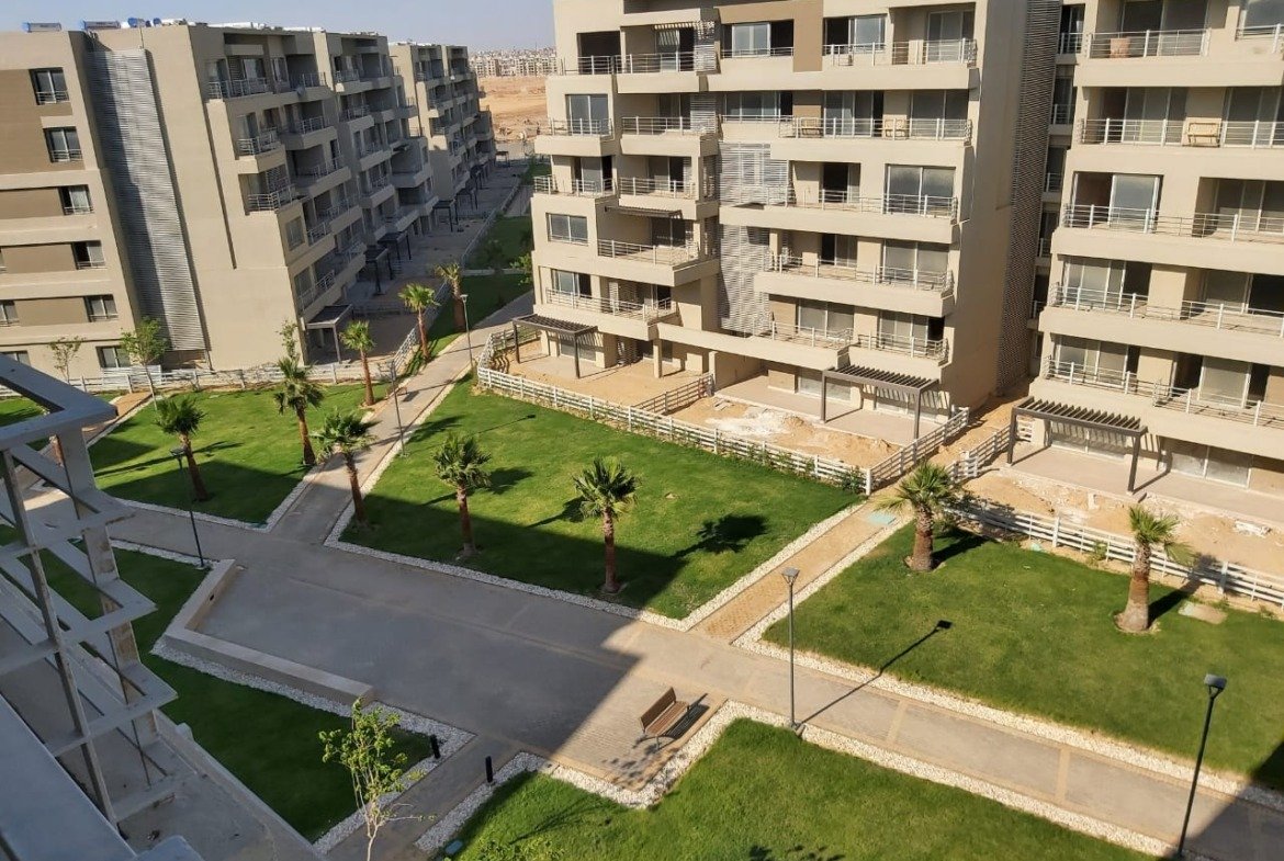 بلوكات سكنية تطل على نجيلة وممرات حديقة بدرجات - شقة في كابيتال جاردنز بجوار مدينتي، مدينة المستقبل