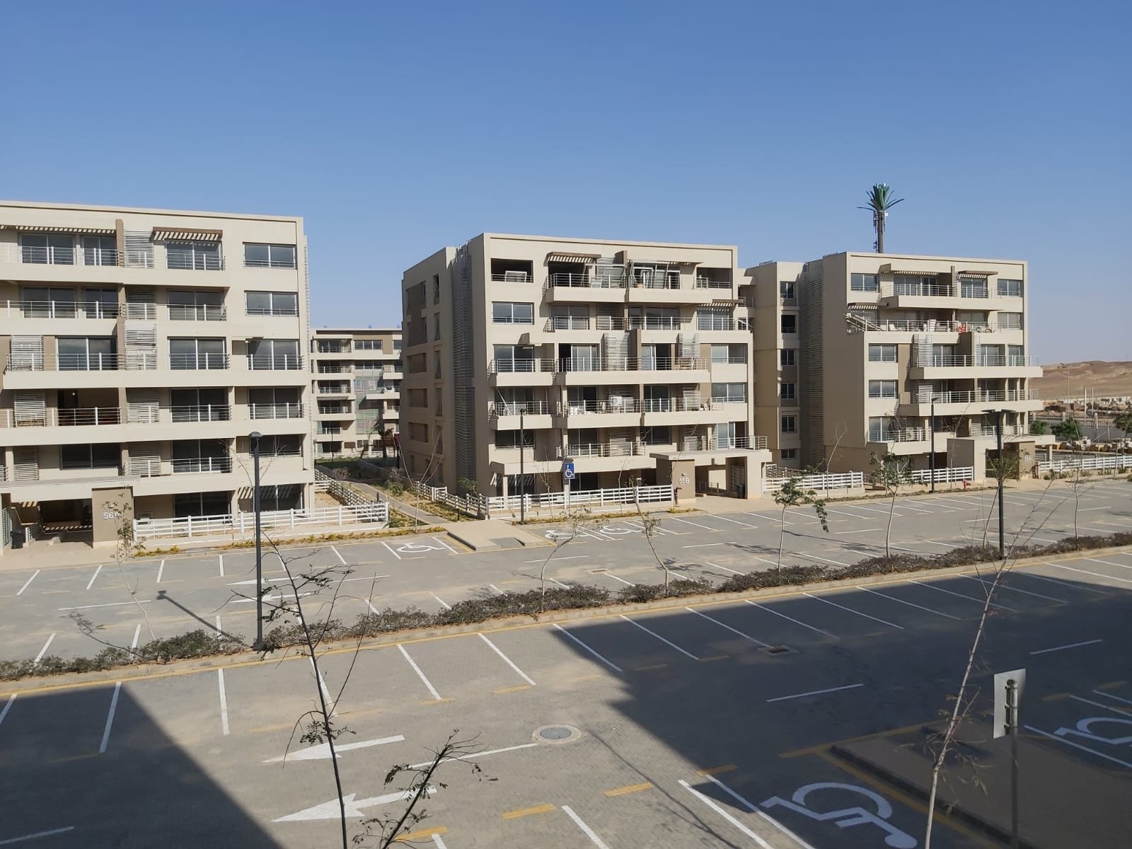 capital-gardens-mostakbal-city-compound-4 ثلاث بلوكات سكنية خلف موقف سيارات مفتوح - شقة في كابيتال جاردنز بجوار مدينتي، مدينة المستقبل