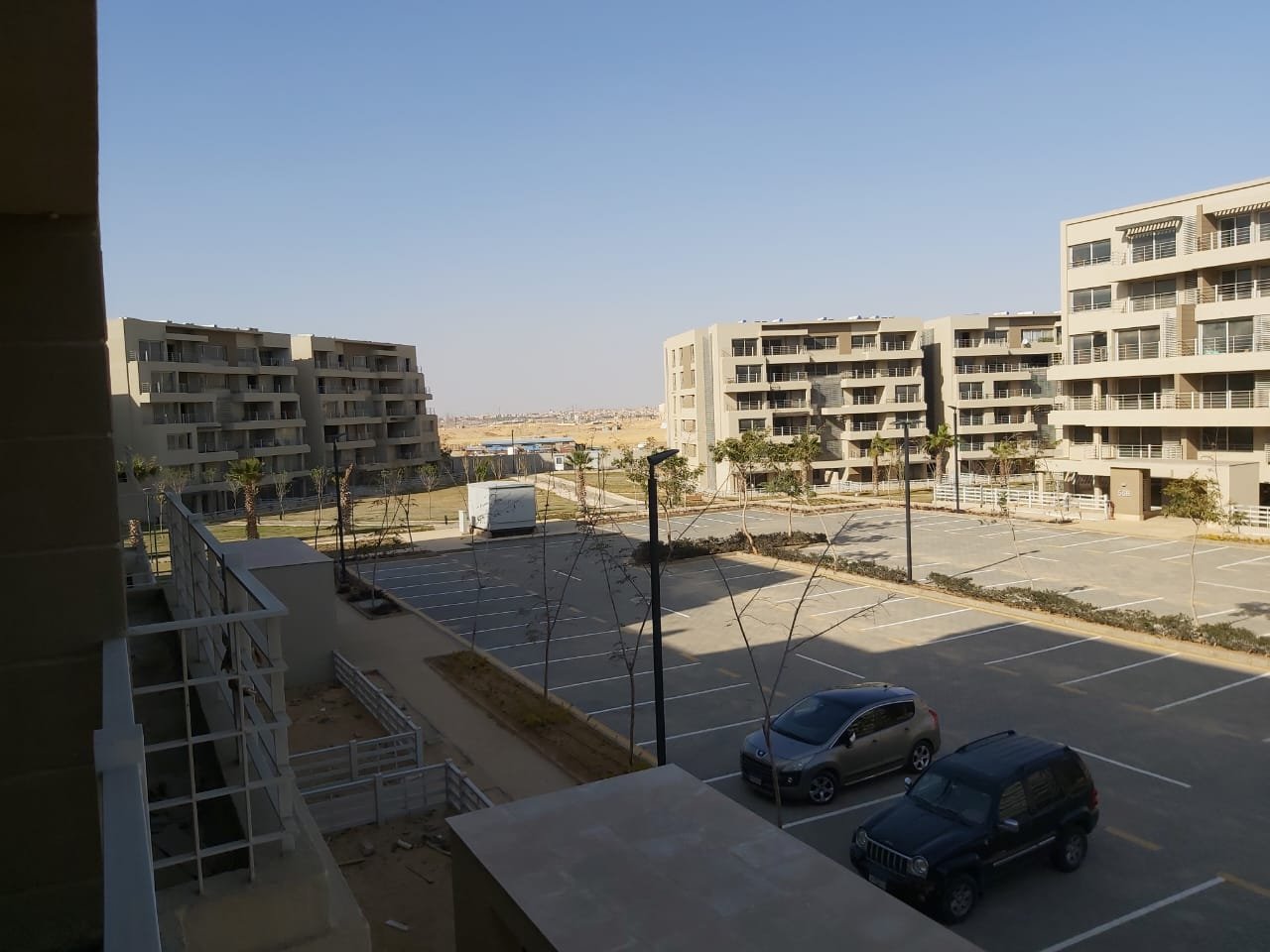 capital-gardens-mostakbal-city-compound-5 منظر من بلكونة على موقف السيارات والبلوكات القريبة - شقة في كابيتال جاردنز بجوار مدينتي، مدينة المستقبل