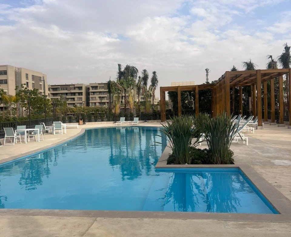 حمام سباحة خارجي بدك حجر وبرجولة تحت سماء غائمة - شقة في كابيتال جاردنز بجوار مدينتي، مدينة المستقبل