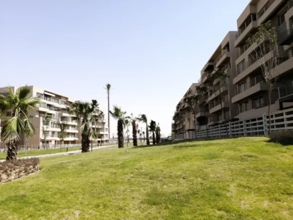 Garden and residential buildings in Capital Gardens New Cairo - مساحات خضراء ومباني كمبوند كابيتال جاردنز القاهرة الجديدة - apartment for sale Capital Gardens garden view
