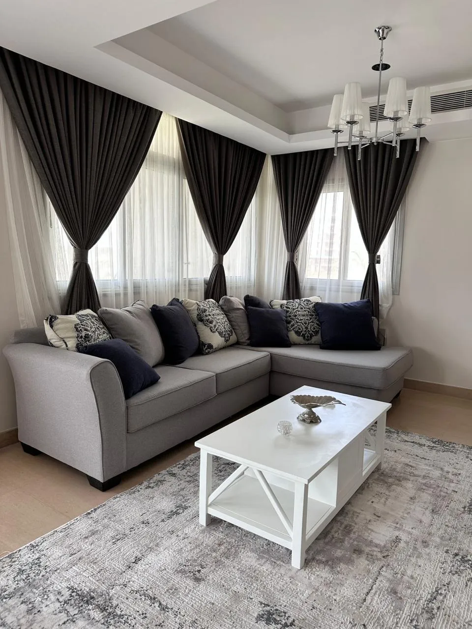 cfc-apt-rent-109-01 ركنة رمادي وترابيزة قهوة بيضاء وستائر سوداء - شقة في كايرو فيستيفال سيتي التجمع الخامس – 3 غرف 200 متر، القاهرة الجديدة