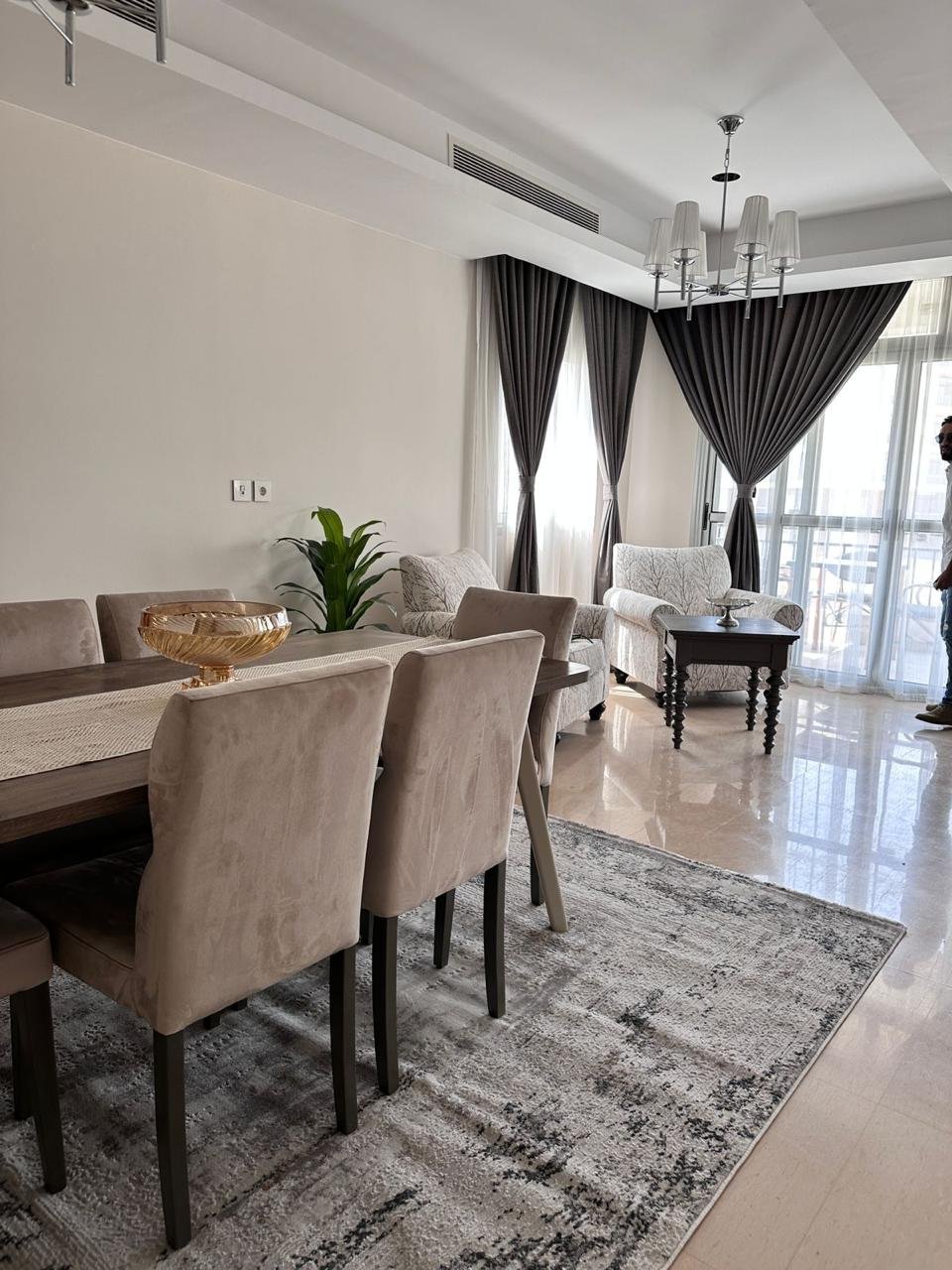 cfc-apt-rent-109-02 ترابيزة سفرة بكراسي بيج بجوار نوافذ طويلة بستائر - شقة في كايرو فيستيفال سيتي التجمع الخامس – 3 غرف 200 متر، القاهرة الجديدة