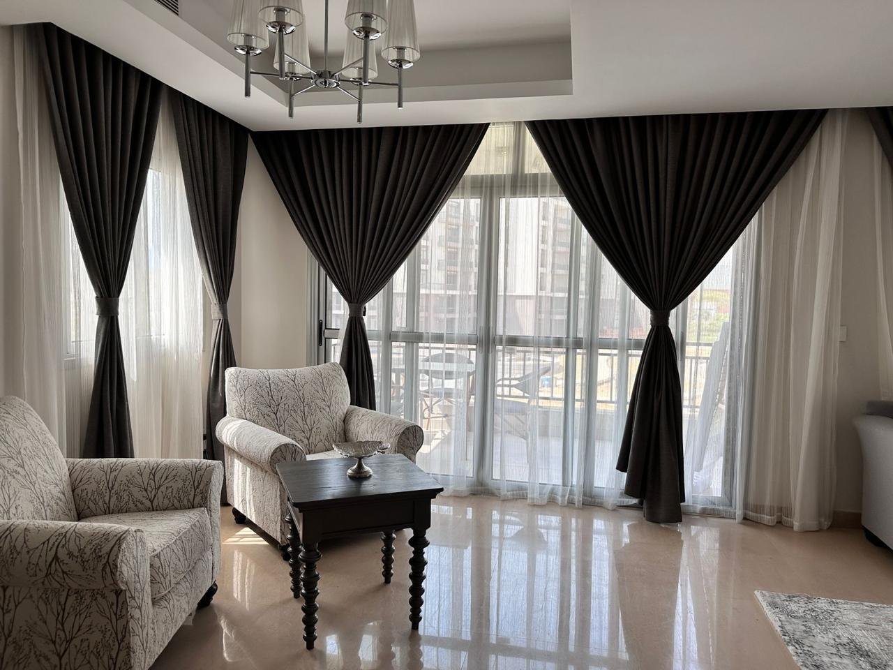 cfc-apt-rent-109-03 فوتيهات بجوار نوافذ من الأرض للسقف وستائر سوداء - شقة في كايرو فيستيفال سيتي التجمع الخامس – 3 غرف 200 متر، القاهرة الجديدة