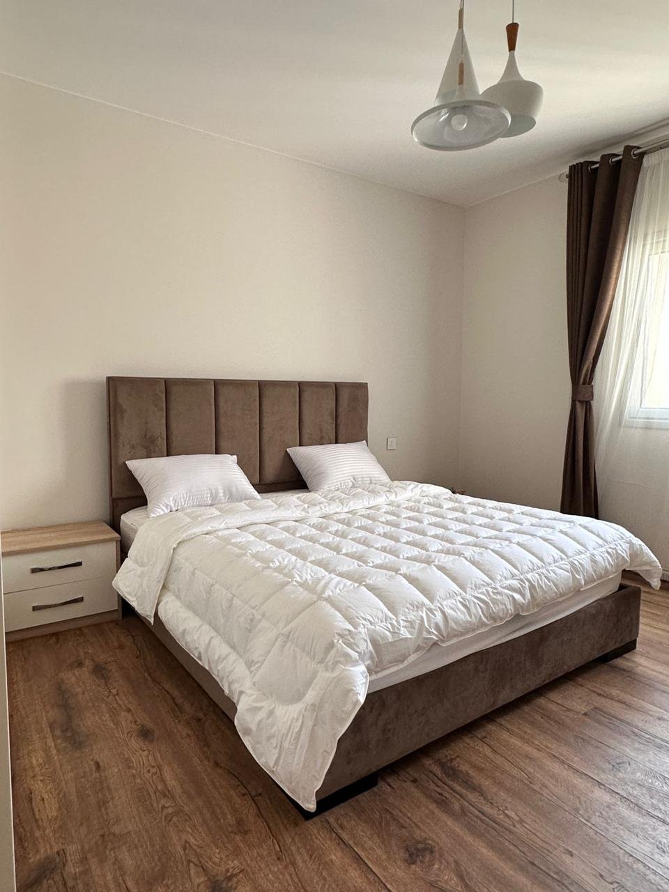 cfc-apt-rent-109-07 غرفة نوم برأس بيج مبطن وأرضية خشب - شقة في كايرو فيستيفال سيتي التجمع الخامس – 3 غرف 200 متر، القاهرة الجديدة