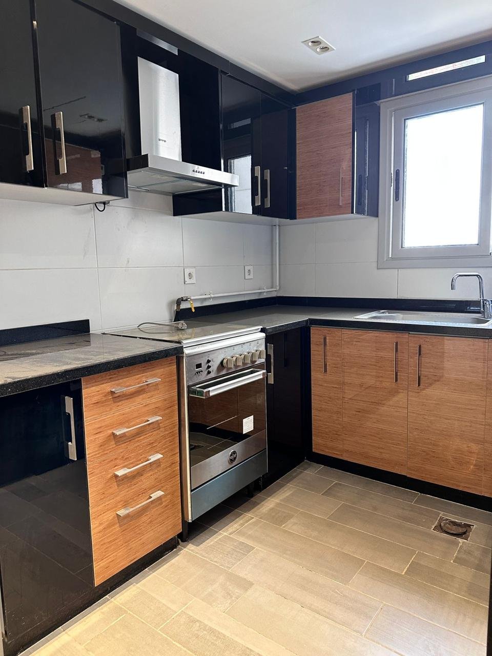 cfc-apt-rent-109-08 مطبخ بدواليب سوداء وخشب وفرن ستانلس - شقة في كايرو فيستيفال سيتي التجمع الخامس – 3 غرف 200 متر، القاهرة الجديدة