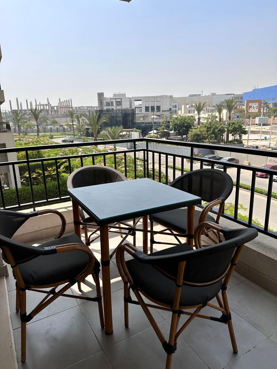 cfc-apt-rent-109-09 بلكونة بترابيزة وأربع كراسي وإطلالة على المدينة - شقة في كايرو فيستيفال سيتي التجمع الخامس – 3 غرف 200 متر، القاهرة الجديدة