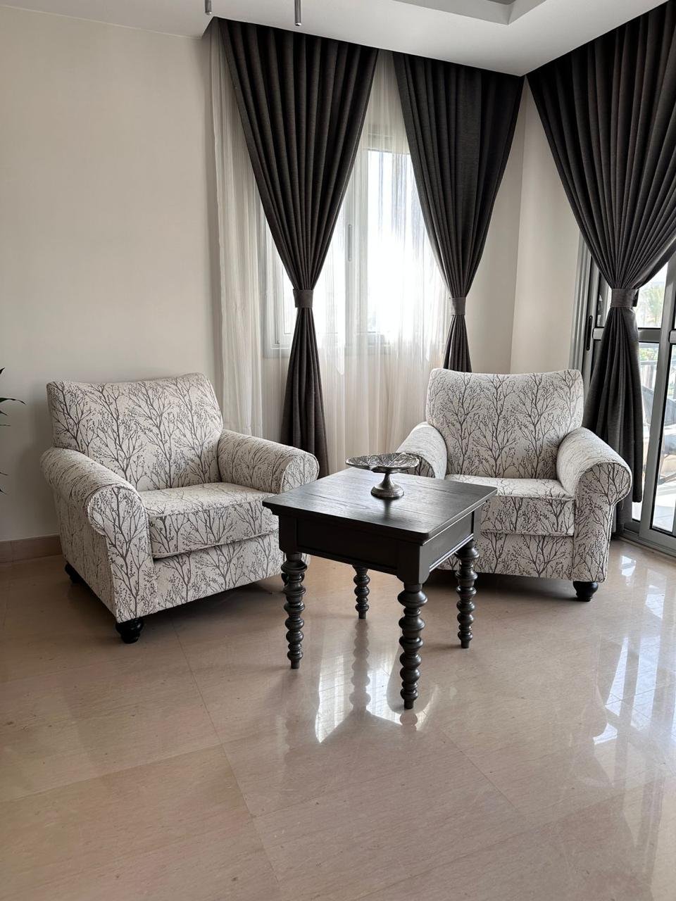 cfc-apt-rent-109-10 فوتيهان منقوشان وترابيزة جانبية عند البلكونة - شقة في كايرو فيستيفال سيتي التجمع الخامس – 3 غرف 200 متر، القاهرة الجديدة