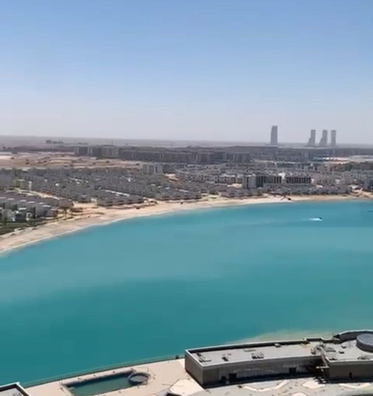 إطلالة جوية على لاجون فيروزي ومارينا - شاليه في علم الروم العلمين الجديدة