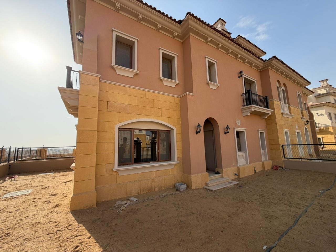 المدخل الأمامي Villa in warm light with sand around the plot - villa in CityGate, New Cairo