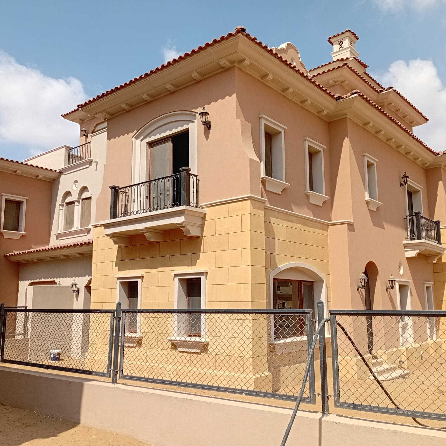فيلا بسور الجاردن Villa corner with an iron railing on the balcony - villa in CityGate, New Cairo