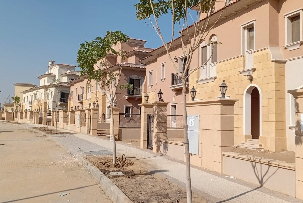 شارع فيلات بأشجار جديدة ورصيف - فيلا في سيتي جيت، القاهرة الجديدة