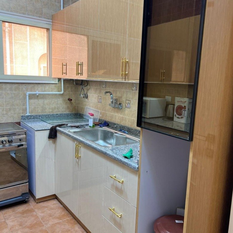 Compact kitchen with a steel sink and wall cabinets - apartment in 3rd District, 5th Settlement