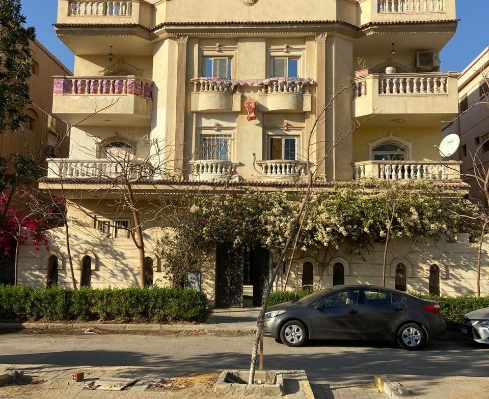 عمارة كريمي ببلكونات وسيارة واقفة أمامها - شقة في الحي الثالث التجمع الخامس