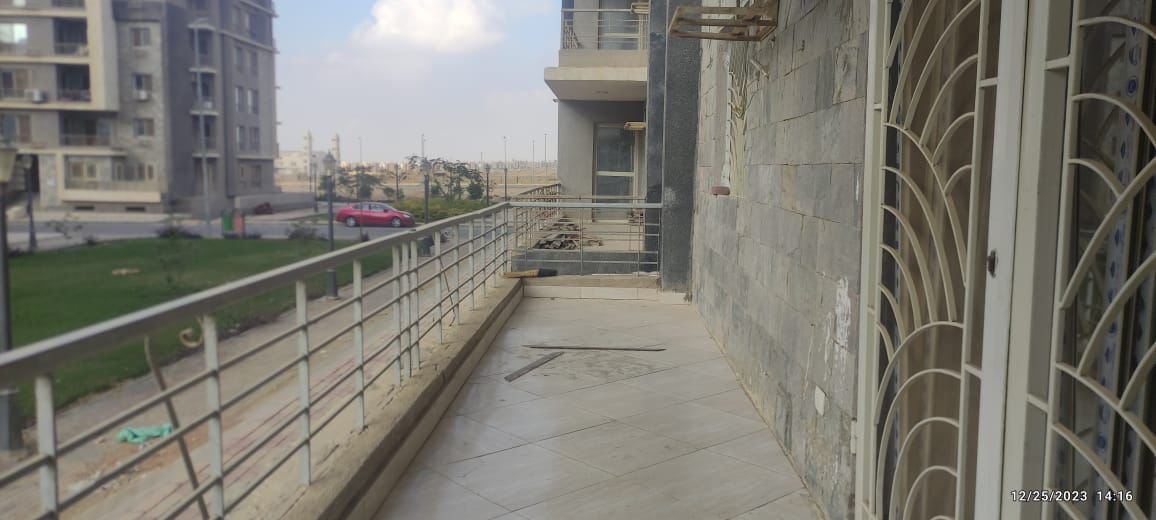 بلكونة طويلة بسور وإطلالة على النجيلة - شقة في دار مصر الأندلس 2 التجمع الخامس، القاهرة الجديدة