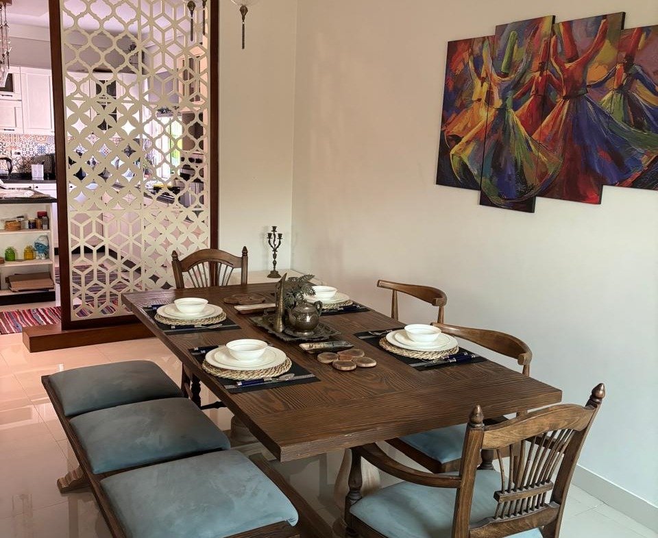 Dining area with wooden table and chairs, furnished duplex in Al Banafseg - ركن سفرة بطاولة خشب وكراسي، دوبلكس مفروش في البنفسج