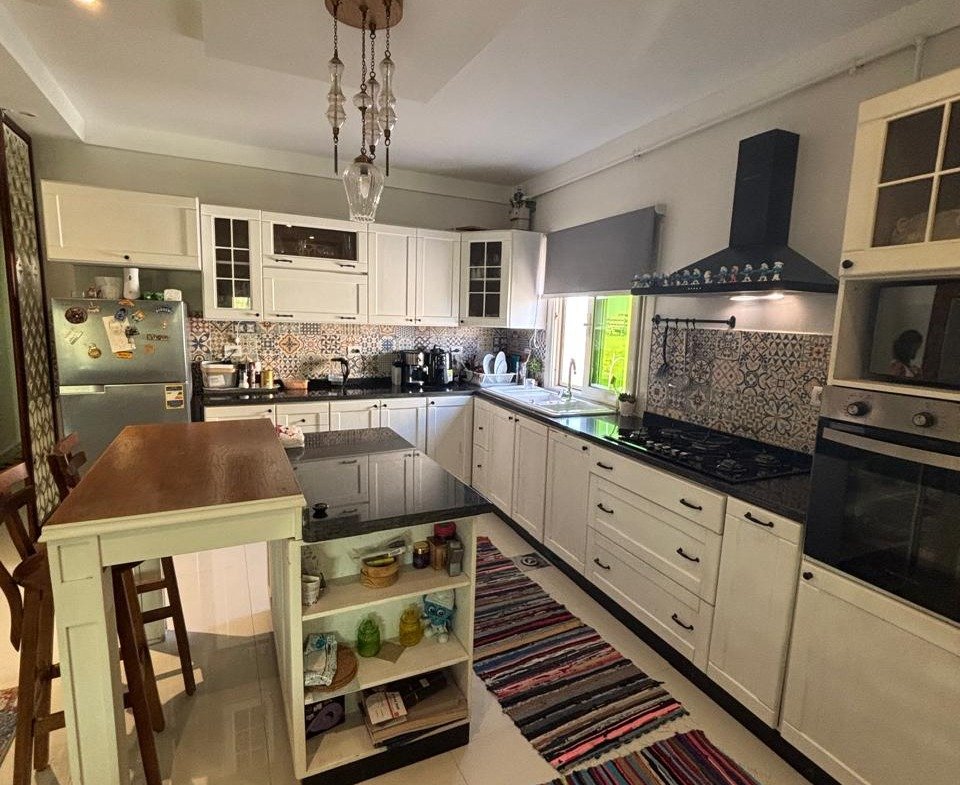Kitchen with white cabinets and hood, duplex for rent in Al Banafseg - مطبخ بدواليب بيضاء وشفاط، دوبلكس للإيجار في البنفسج