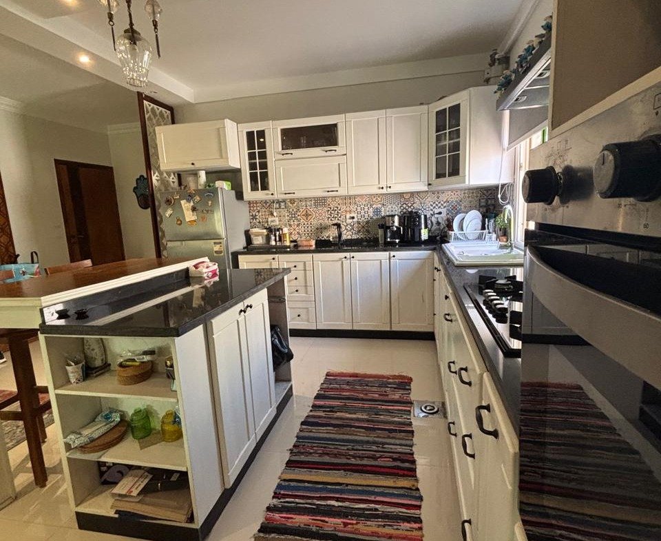 Fully equipped kitchen with island and appliances, Al Banafseg duplex - مطبخ متكامل بجزيرة وأجهزة، دوبلكس البنفسج