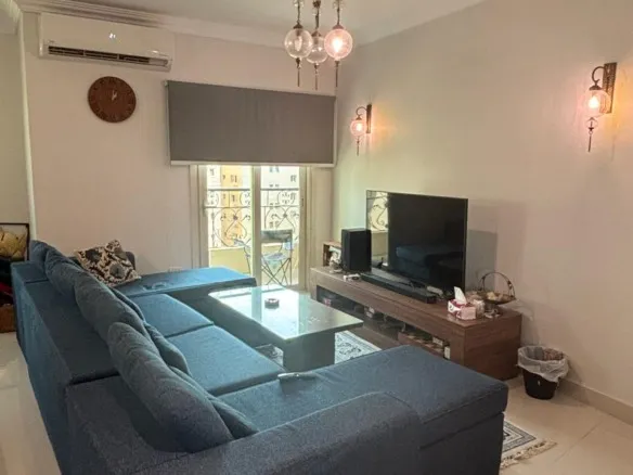 Furnished living room with corner sofa and TV, duplex for rent in Al Banafseg New Cairo - غرفة معيشة مفروشة بركنة وتلفزيون، دوبلكس للإيجار في البنفسج القاهرة الجديدة