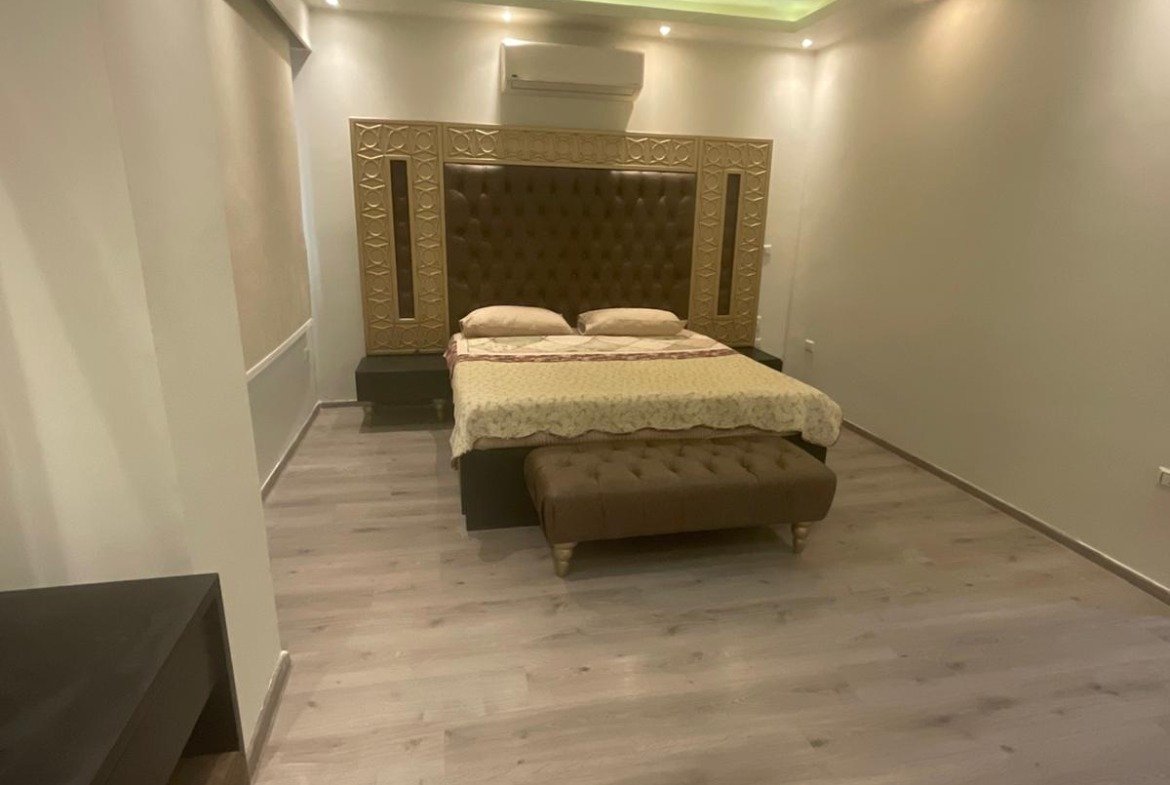 Bedroom with built in ceiling lighting, duplex in Al Banafseg - غرفة نوم بإضاءة سقف مدمجة، دوبلكس في البنفسج