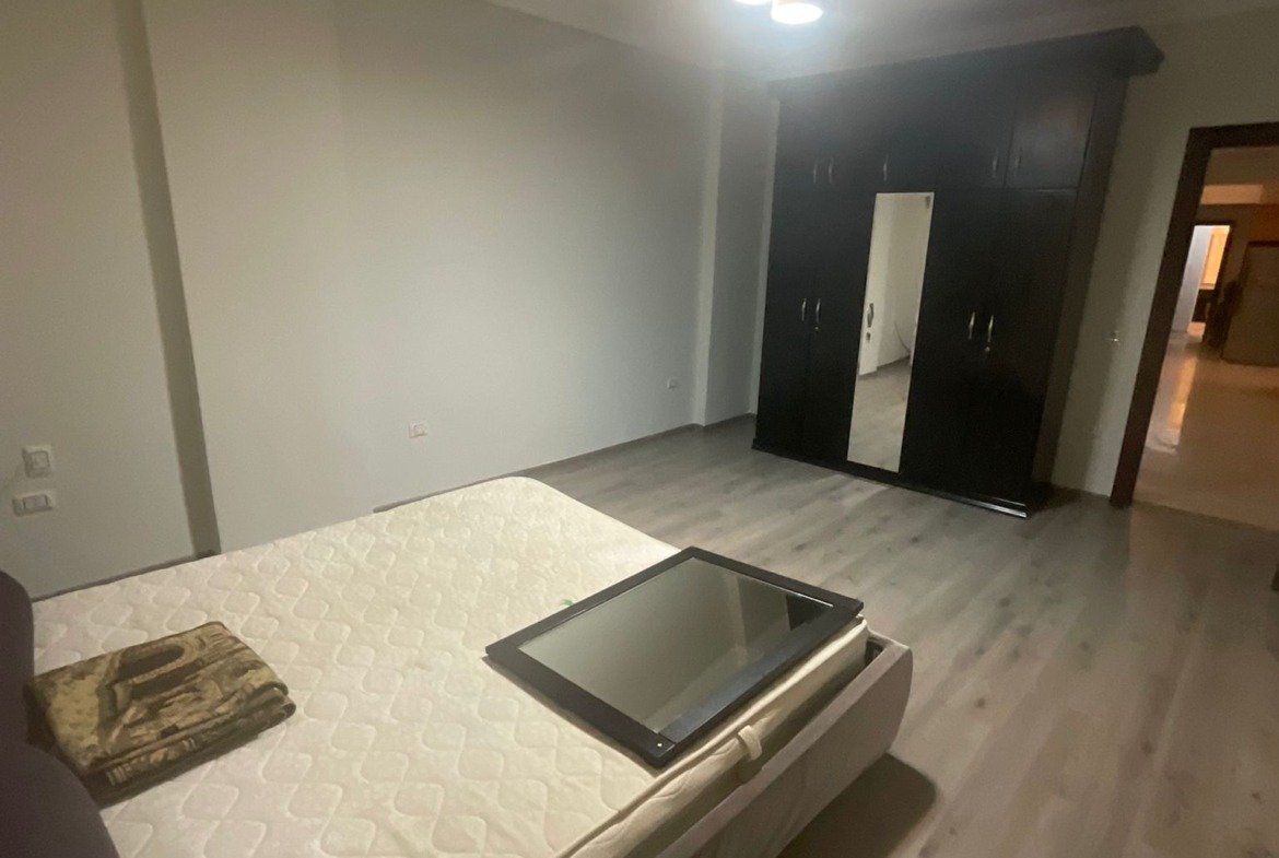 Bedroom with wood flooring, Al Banafseg 3 duplex - غرفة نوم بأرضية باركيه، دوبلكس البنفسج 3