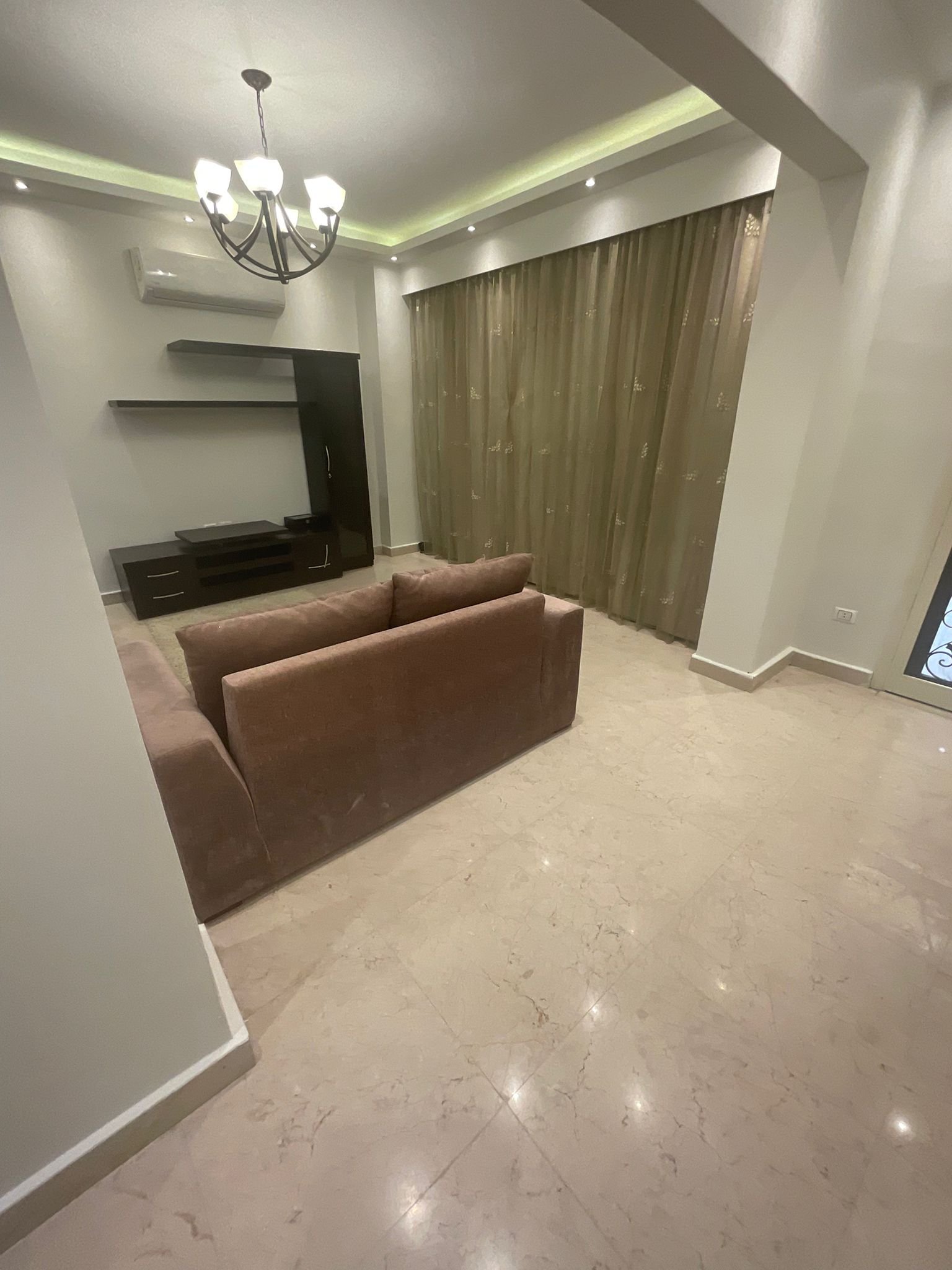 duplex-for-sale-al-banafseg-3-villas-new-cairo-360-sqm-garden-living Living room with sofa and chandelier, duplex for sale in Al Banafseg New Cairo - غرفة ليفينج بكنب ونجفة، دوبلكس للبيع في البنفسج القاهرة الجديدة