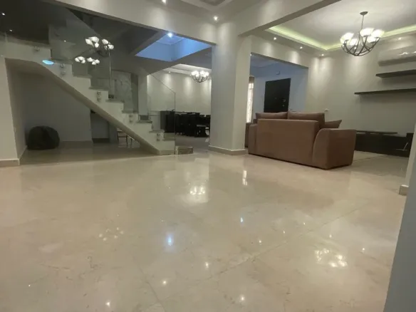 Double height reception with chandelier and staircase, duplex in Al Banafseg 3 villas - ريسبشن بدبل هايت ونجفة وسلم، دوبلكس في فيلات البنفسج 3