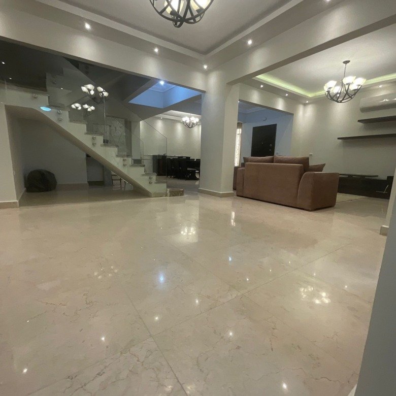 Double height reception with chandelier and staircase, duplex in Al Banafseg 3 villas - ريسبشن بدبل هايت ونجفة وسلم، دوبلكس في فيلات البنفسج 3