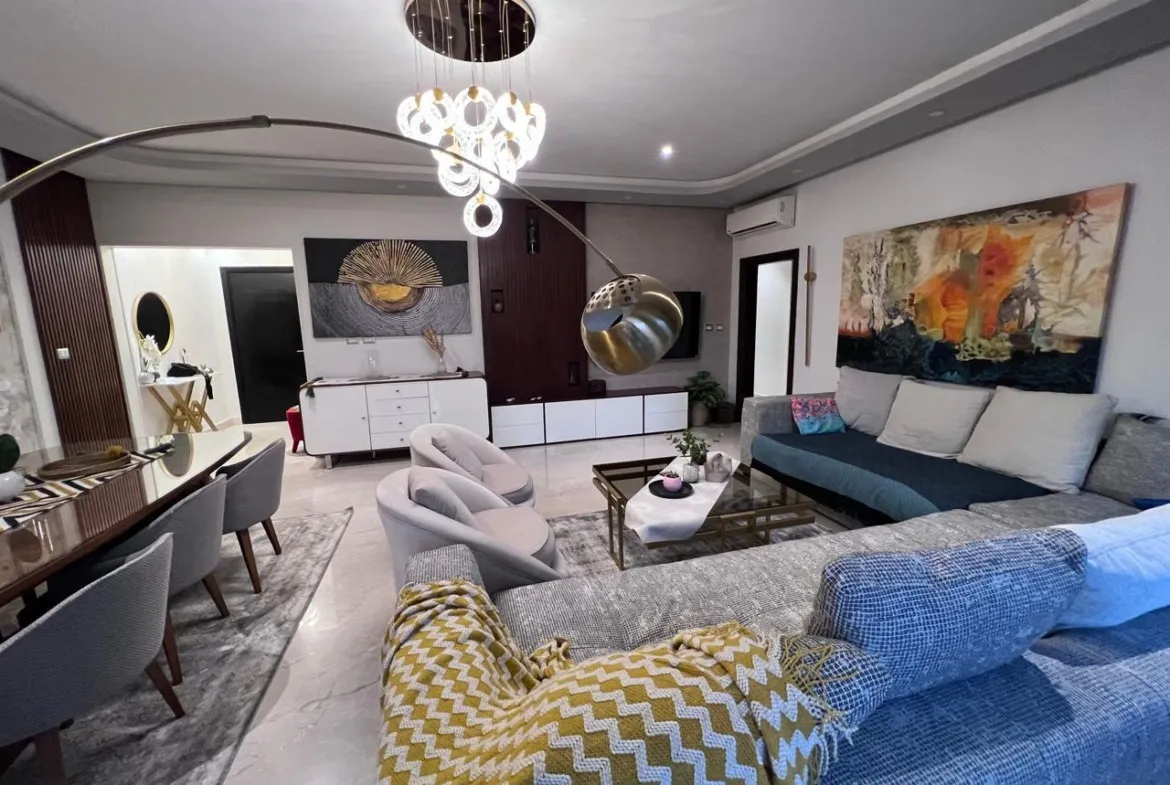 Furnished apartment for rent in Eastown SODIC New Cairo, living and dining area - شقة مفروشة للإيجار في إيستاون التجمع الخامس، منطقة المعيشة والسفرة 114-01