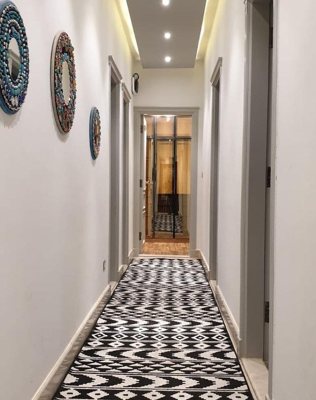 Furnished apartment for rent in Eastown SODIC New Cairo, dressing room with wardrobes - شقة مفروشة للإيجار في إيستاون التجمع الخامس، غرفة الملابس والدواليب 114-07