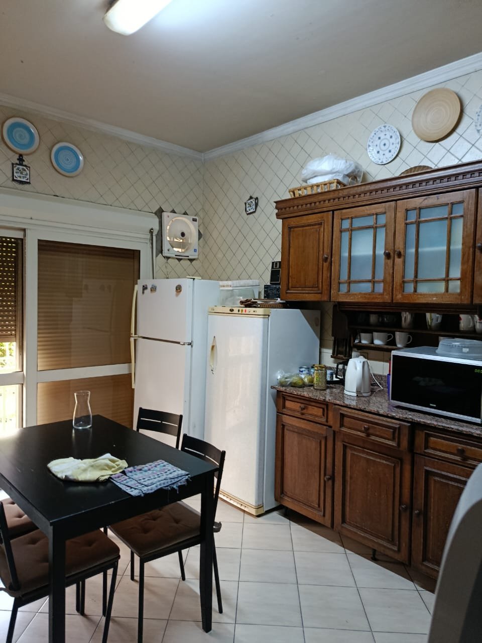 Kitchen with wooden cabinets - المطبخ بخزائن خشبية - 101-07