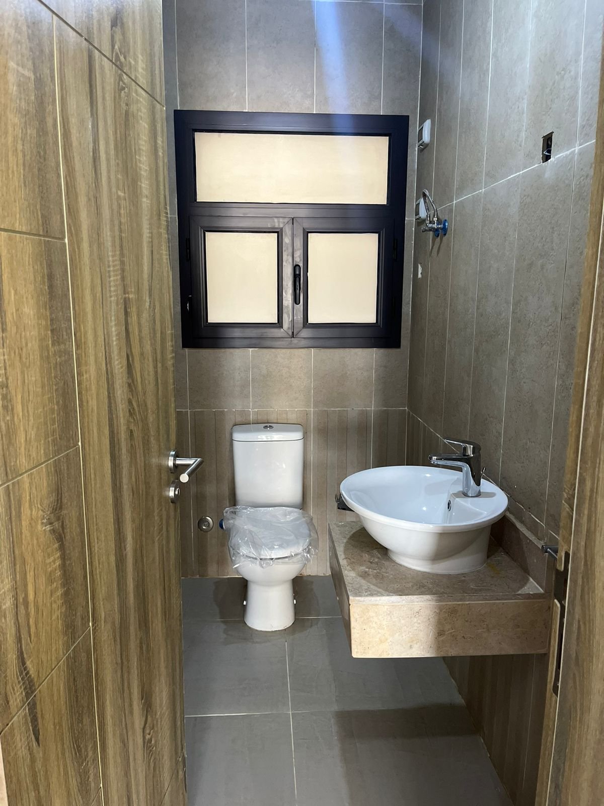 Bathroom with washbasin and toilet - apartment in Fifth Square, New Cairo
