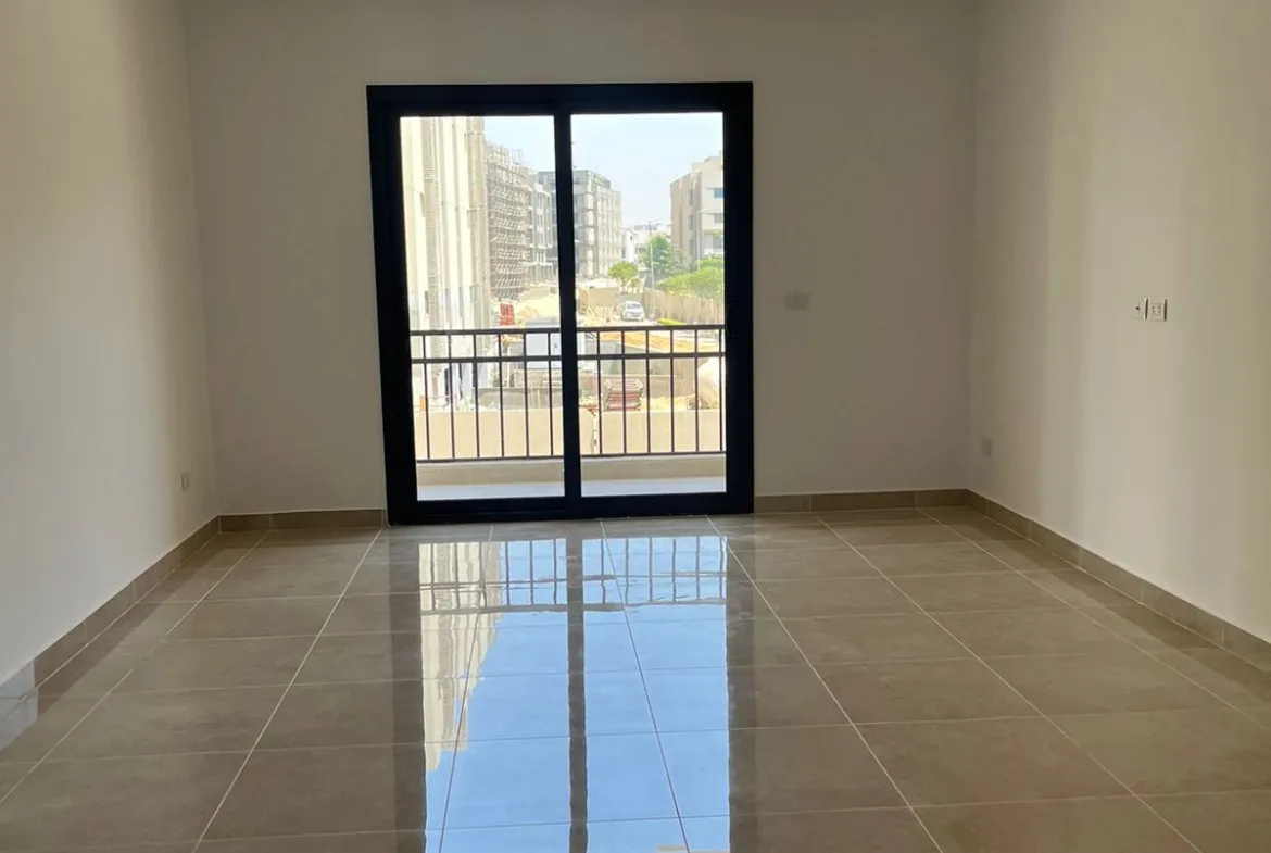 Empty living room with balcony door - apartment in Fifth Square, New Cairo