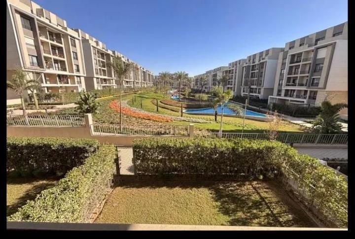 Garden and pool seen from the ground floor garden - apartment in Fifth Square, New Cairo