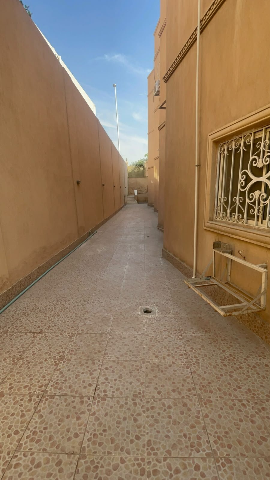 eoi453-a02 شقة للإيجار في فيلات شرق الأكاديمية التجمع الأول | 200 متر بحديقة خاصة 150 متر