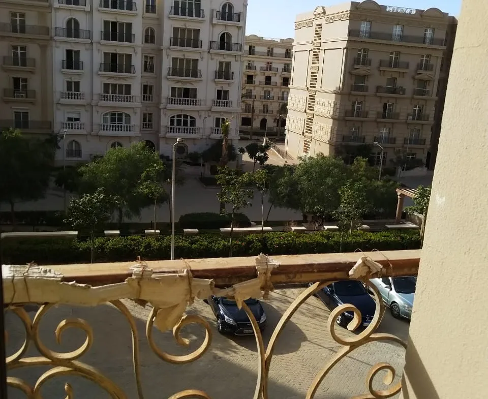 سور بلكونة يطل على الكمبوند - شقة في هايد بارك، القاهرة الجديدة