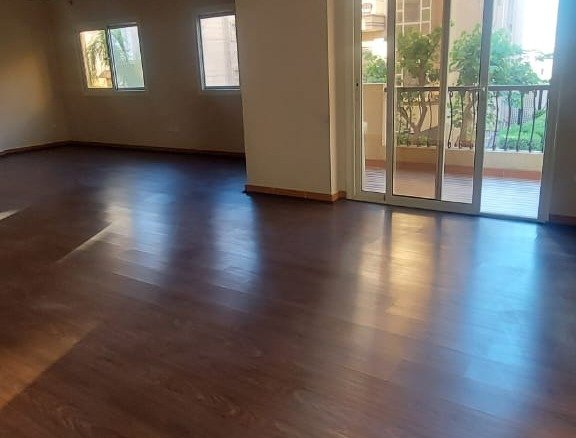 Living room with balcony in Family City apartment - ريسبشن ببلكونة في شقة فاميلي سيتي - 106-01