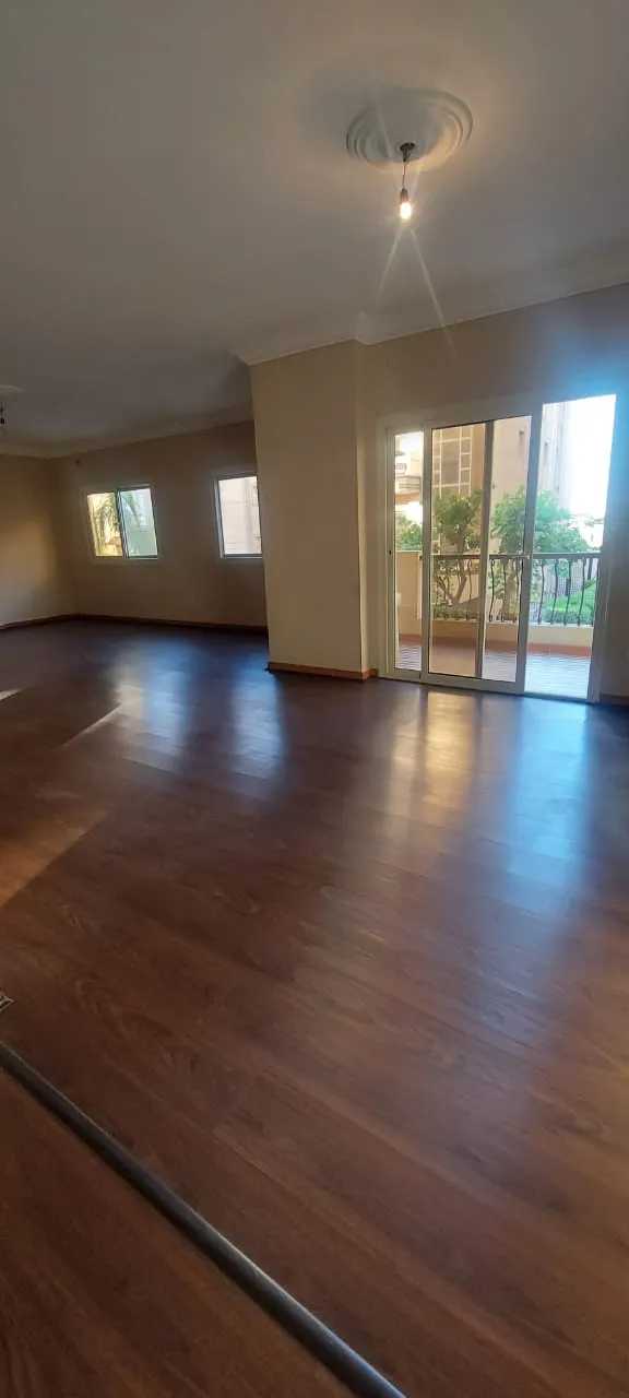 Living room with balcony in Family City apartment - ريسبشن ببلكونة في شقة فاميلي سيتي - 106-01