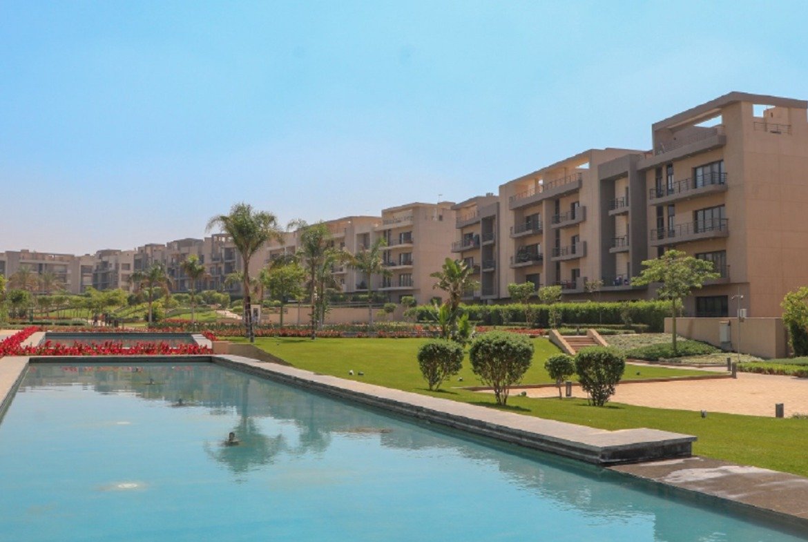 Pool and lawn in front of the apartment buildings - apartment in Fifth Square, New Cairo