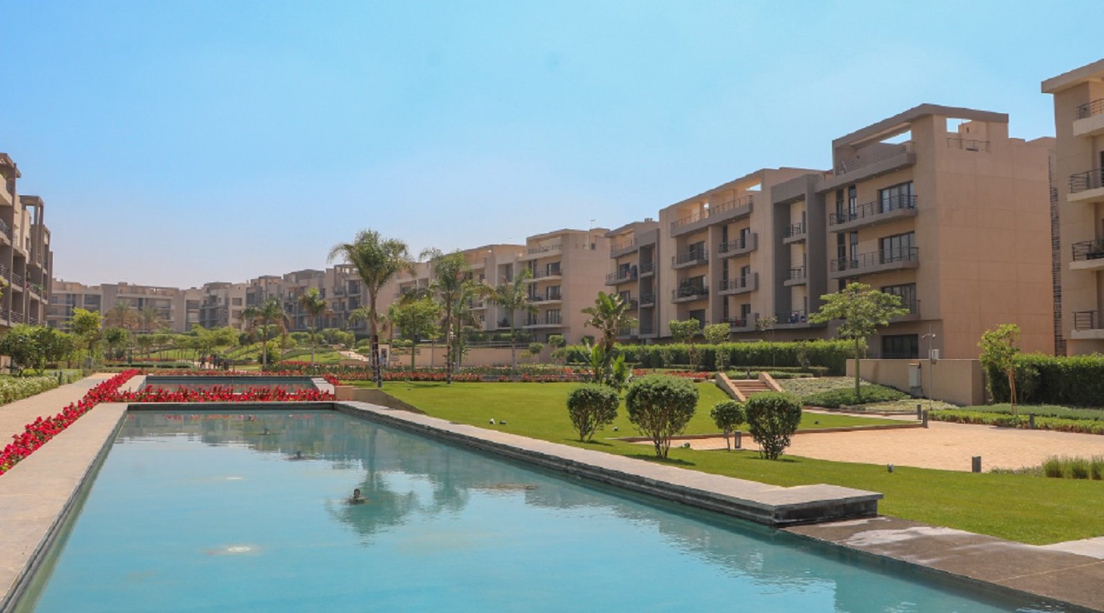 Pool and lawn in front of the apartment buildings - apartment in Fifth Square, New Cairo