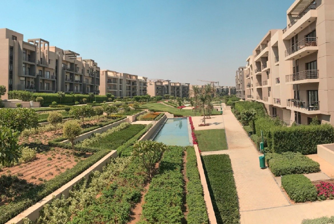 Landscaped gardens and walkways between the buildings - apartment in Fifth Square, New Cairo