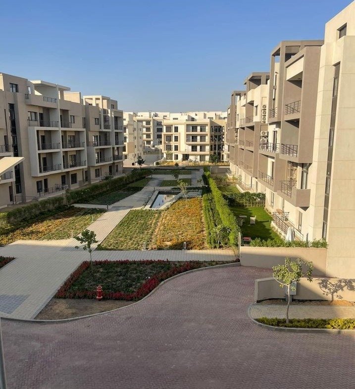 Courtyard between apartment buildings - apartment in Fifth Square, New Cairo