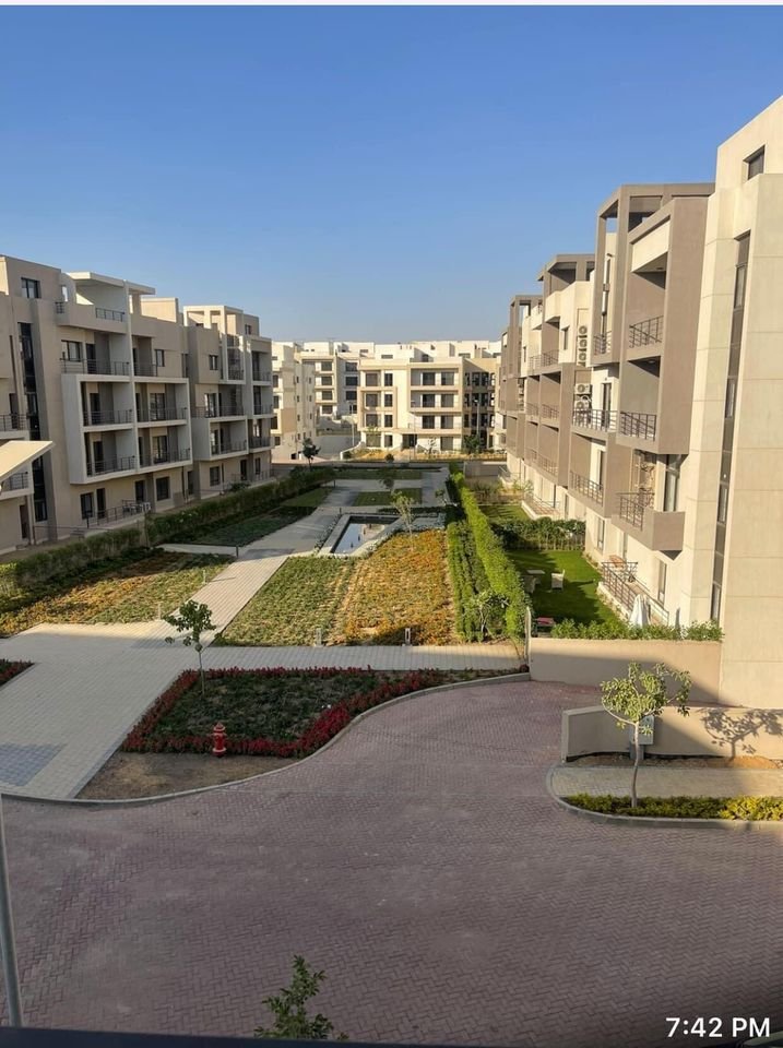 Courtyard between apartment buildings - apartment in Fifth Square, New Cairo