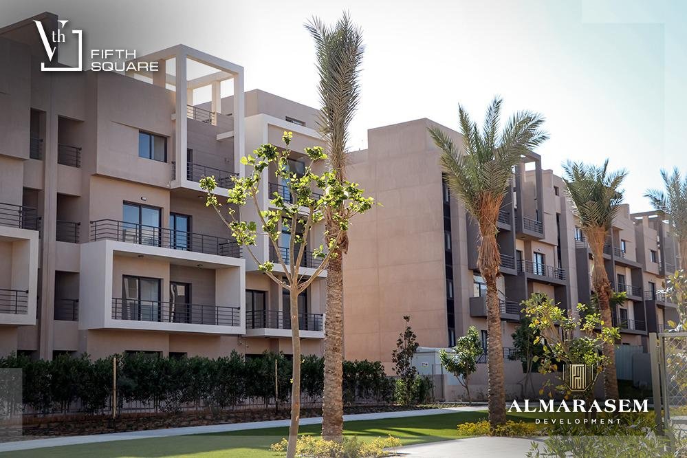 Palm trees between the apartment buildings - apartment in Fifth Square, New Cairo
