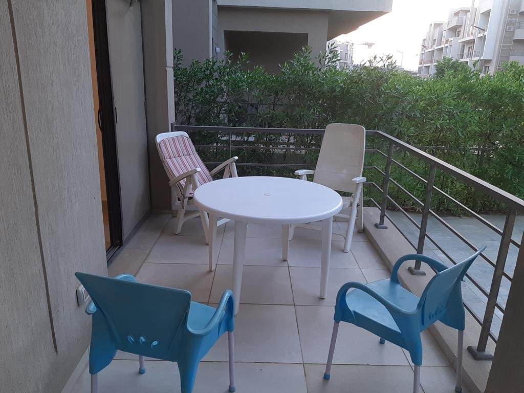 Garden terrace with table and chairs - apartment in Fifth Square, New Cairo