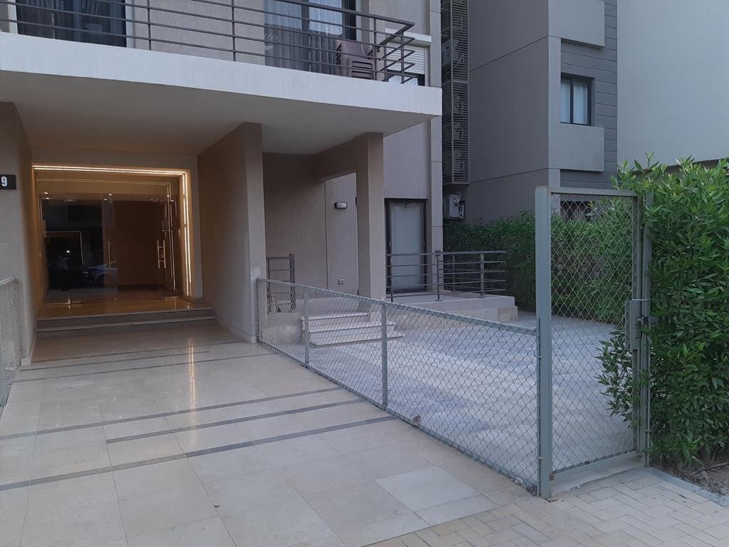 Private entrance and garden fence - apartment in Fifth Square, New Cairo