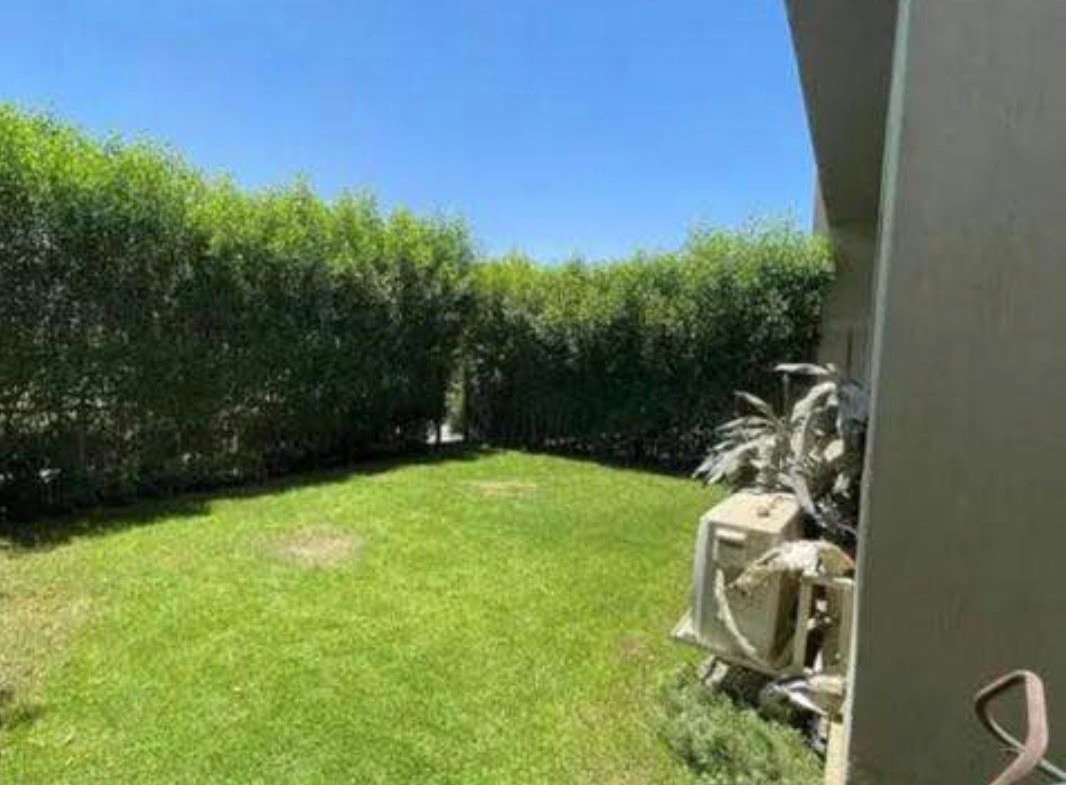 Private garden lawn with hedge - apartment in Fifth Square, New Cairo
