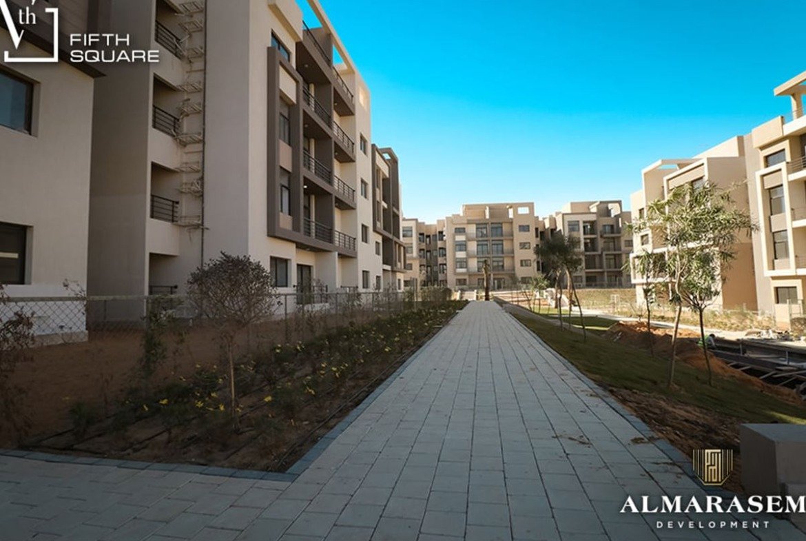 ممشى مبلط بين المباني - شقة في المراسم فيفث سكوير، القاهرة الجديدة