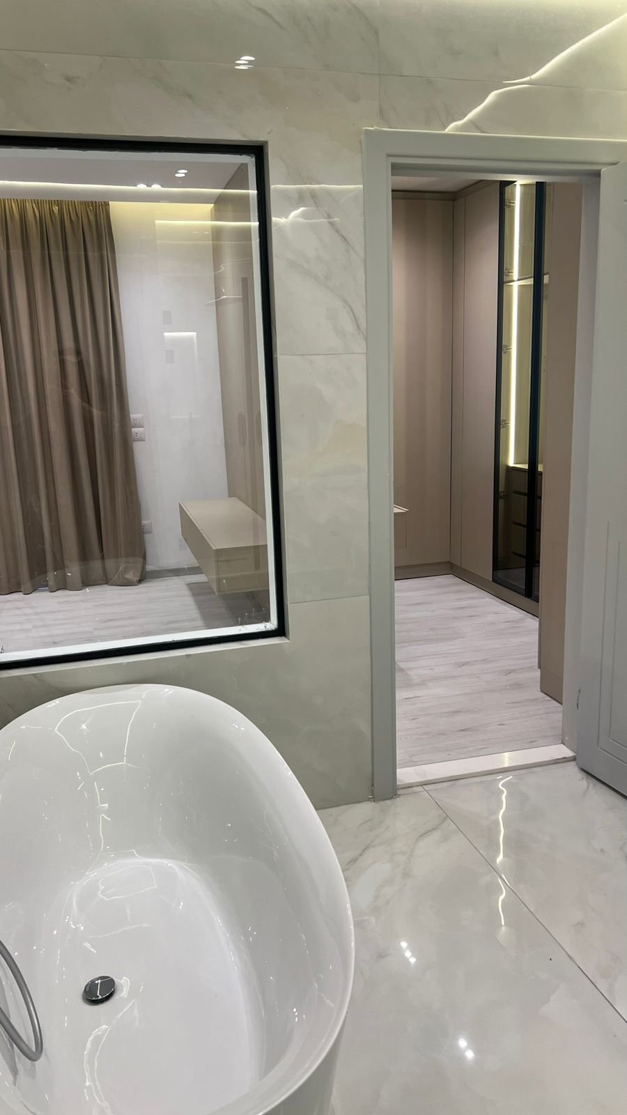furnished-ground-floor-apartment-for-rent-lake-view-residence-new-cairo-191-sqm-bathroom-2 بانيو بجوار مرآة كبيرة وباب - شقة في ليك فيو ريزيدنس، القاهرة الجديدة